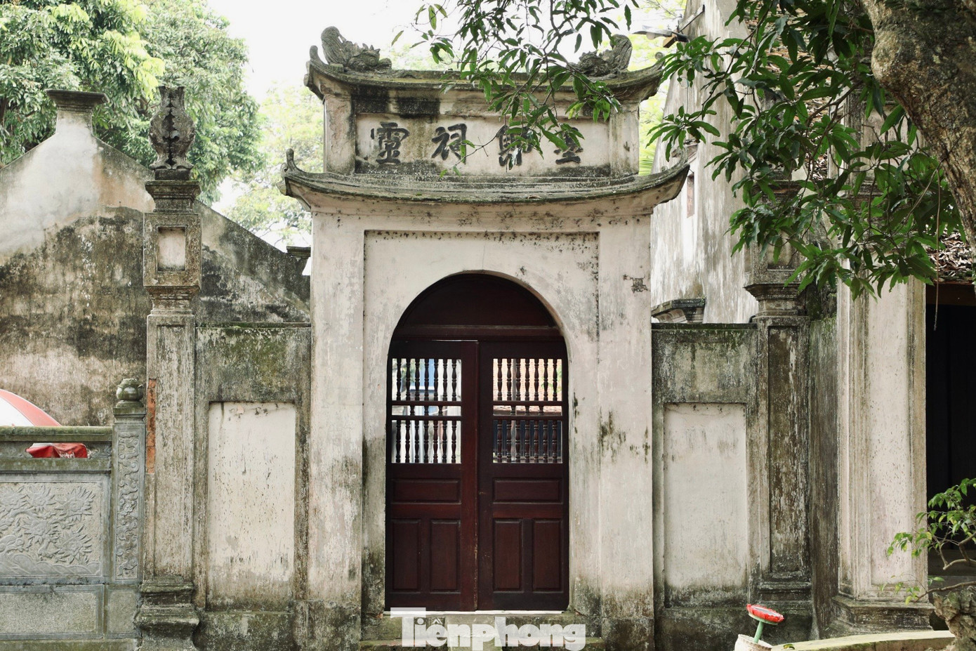 Kiến trúc chùa Phổ Minh gồm Cổng Tam quan, Tiền đường, Thiêu hương, Thượng điện, tháp Phổ Minh, hành lang, nhà tổ, phủ Mẫu… Ngoài ra, trong khuôn viên chùa còn có hai cây muỗm cổ thụ, được công nhận là cây di sản Việt Nam.