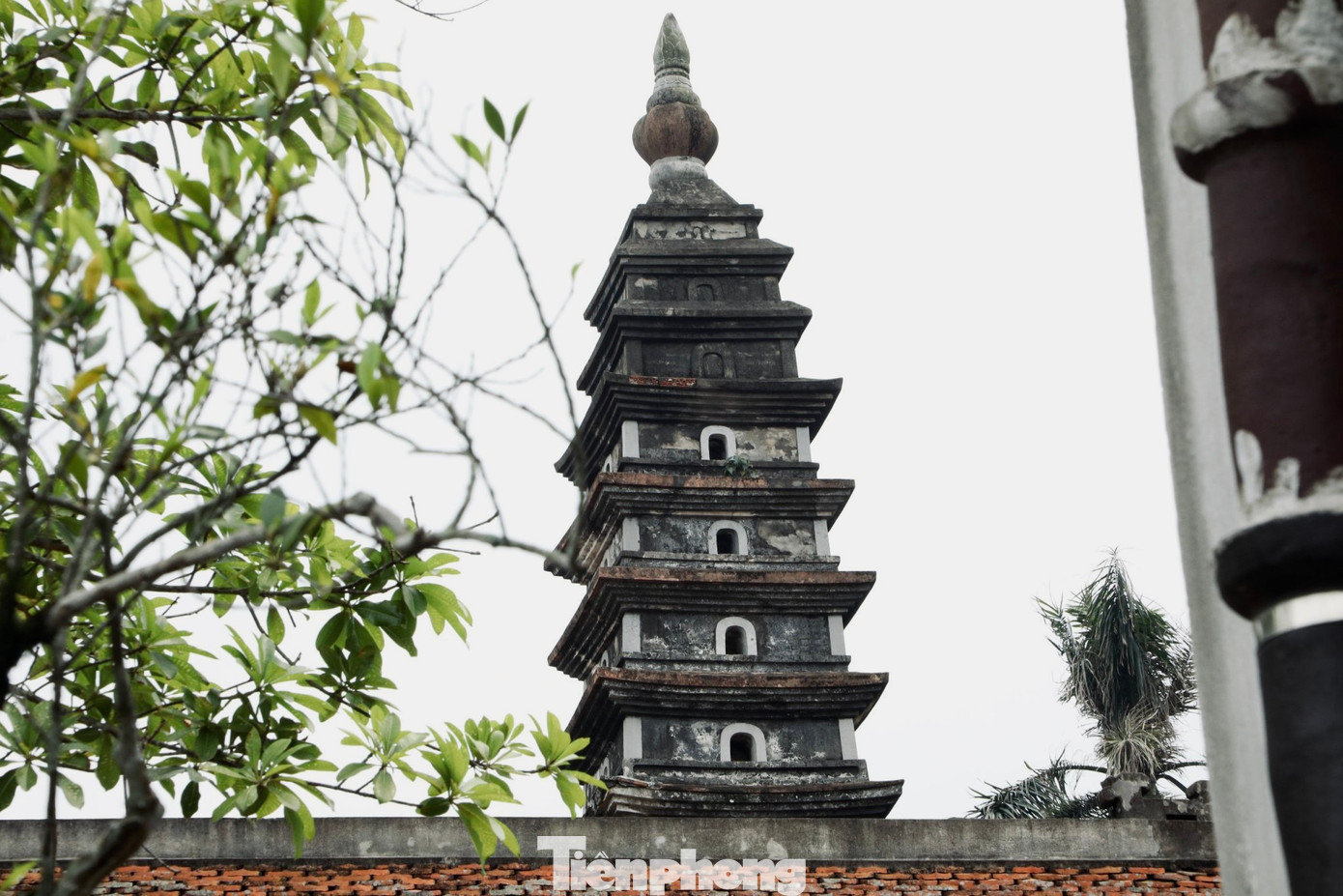 Sau này, khoảng đến năm 1987, một số tầng tháp phía trên bị rễ cây xâm thực gây nứt rạn và được ngành văn hóa tu sửa. Thời điểm tu sửa, họ phát hiện tại vị trí tầng 11, 12 của tháp có một quách bằng đá vây quanh một hộp đồng. Theo nhân dân truyền tụng thì đây có thể là hộp đựng xá lỵ của Phật hoàng Trần Nhân Tông.