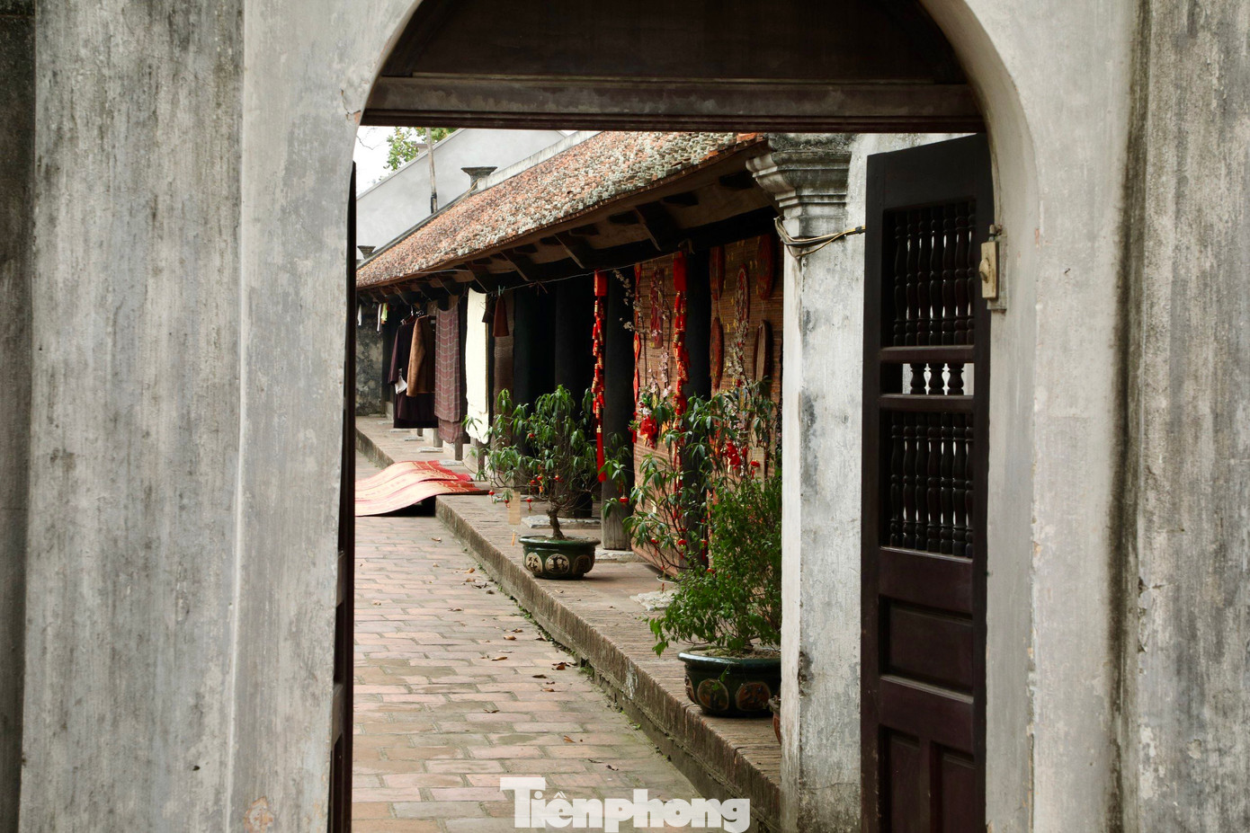 Kiến trúc chùa Phổ Minh gồm Cổng Tam quan, Tiền đường, Thiêu hương, Thượng điện, tháp Phổ Minh, hành lang, nhà tổ, phủ Mẫu… Ngoài ra, trong khuôn viên chùa còn có hai cây muỗm cổ thụ, được công nhận là cây di sản Việt Nam.