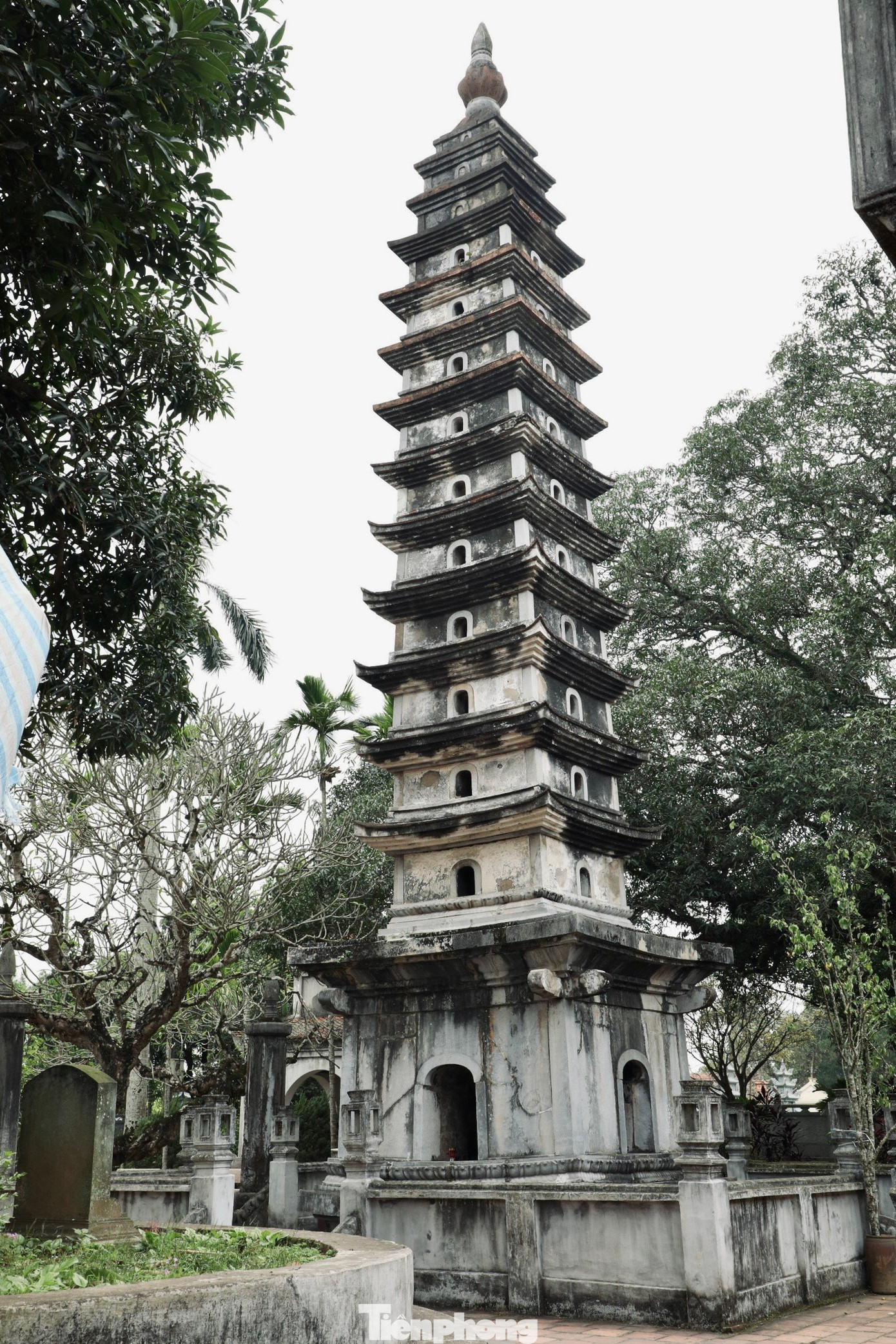 Tháp Phổ Minh cao 19,51 m, có 14 tầng, càng lên cao, tháp càng thu hẹp dần và kết thúc bằng một khối đá hình bông sen. Hai tầng dưới làm bằng đá mỗi chiều dài 5,2 m. Các tầng còn lại xây bằng gạch bắt mạch để trần. Theo tính toán của các nhà khoa học, tháp nặng tới 700 tấn. Hình ảnh ngôi tháp được in trên tờ tiền mệnh giá 100 đồng chính là tháp Phổ Minh.