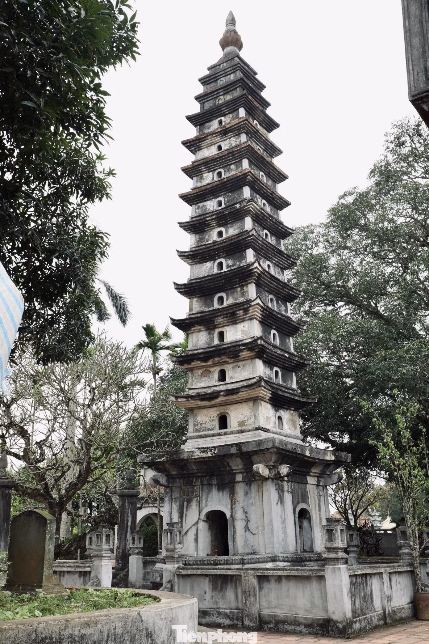 Tháp Phổ Minh cao 19,51 m, có 14 tầng, càng lên cao, tháp càng thu hẹp dần và kết thúc bằng một khối đá hình bông sen. Hai tầng dưới làm bằng đá mỗi chiều dài 5,2 m. Các tầng còn lại xây bằng gạch bắt mạch để trần. Theo tính toán của các nhà khoa học, tháp nặng tới 700 tấn. Hình ảnh ngôi tháp được in trên tờ tiền mệnh giá 100 đồng chính là tháp Phổ Minh.
