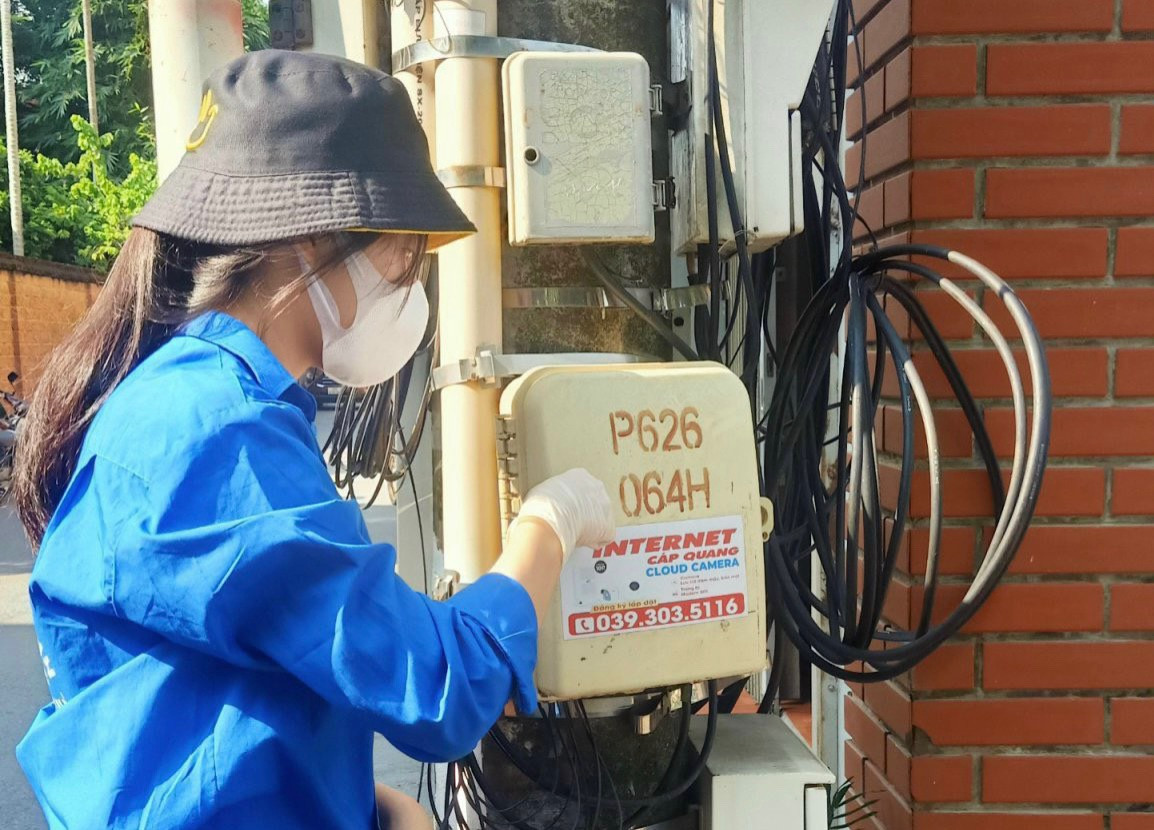 Các quảng cáo, rao vặt trên tường, cột điện cũng được gỡ bỏ đi.