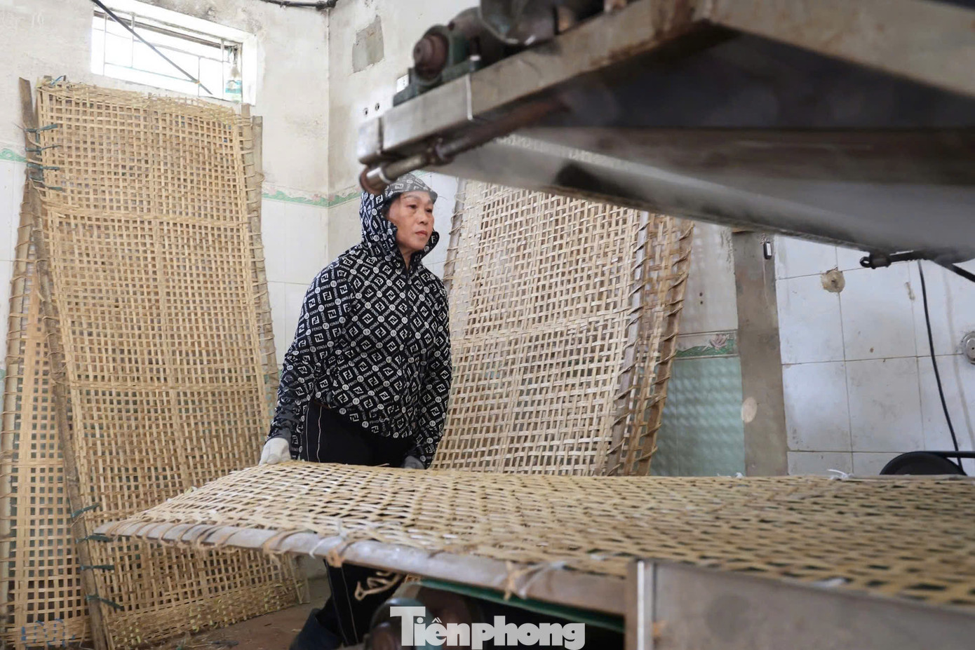 Để làm ra những sợi miến dong dai ngon, người thợ phải trải qua nhiều công đoạn công phu. Củ dong riềng được rửa sạch, xay nhuyễn, rồi qua các bước lọc bã, lắng bột, hồ hóa tinh bột. Sau đó, bột được tráng thành lớp mỏng, phơi khô trên các tấm phên tre, cắt thành sợi, phơi khô lần nữa trước khi đóng gói thành phẩm.