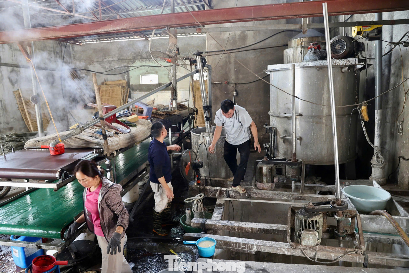 Hà Nội có nhiều làng nghề làm miến dong nổi tiếng như làng như làng Cự Đà (huyện Thanh Oai), xã Dương Liễu (huyện Hoài Đức) hay thôn Minh Hồng (xã Minh Quang, huyện Ba Vì)... Trong đó, làng So, xã Tân Hòa, huyện Quốc Oai có thương hiệu miến dong nổi tiếng không chỉ trong mà còn ngoài nước. Sản phẩm được làm hoàn toàn từ củ dong riềng, giữ nguyên độ thơm ngon, dai giòn đặc trưng. Những người làm nghề cho biết, bí quyết để miến làng So khác biệt nằm ở sự kết hợp giữa phương pháp truyền thống và nguồn nước giếng tự nhiên trong lành, ngọt mát của vùng đất này.