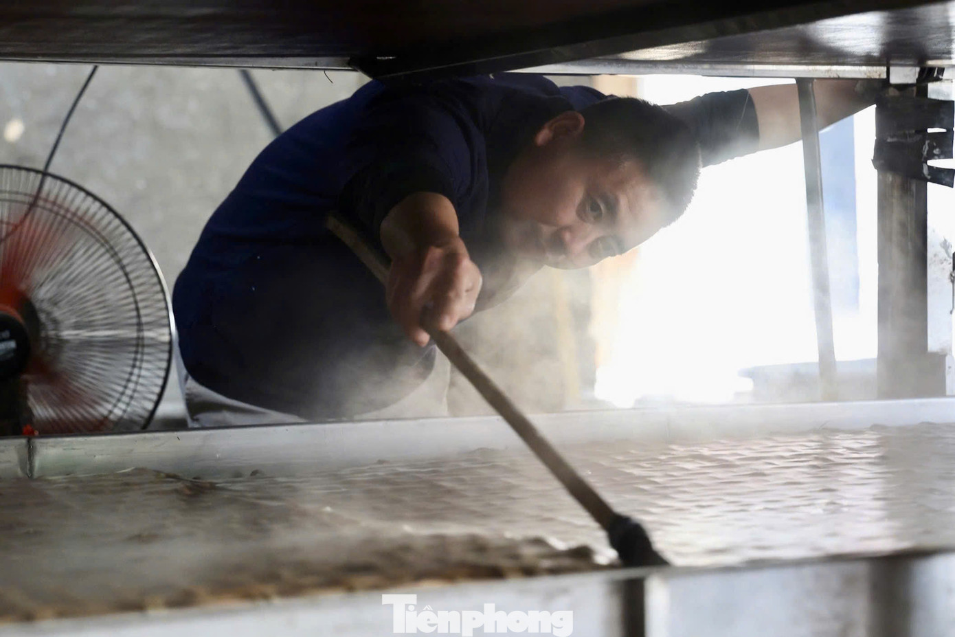 Từ tháng 9 đến tháng 12 âm lịch là thời điểm cao điểm của làng miến. Các cơ sở sản xuất đều tăng ca, huy động tối đa nhân lực để đáp ứng nhu cầu thị trường. Máy tráng bánh hoạt động liên tục, tiếng máy móc xình xịch hòa trong không khí hối hả.