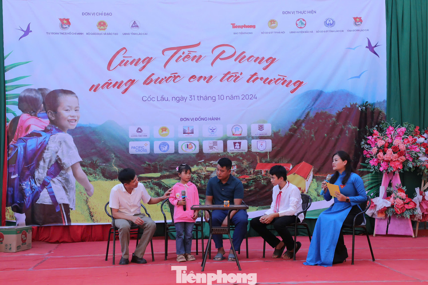 Chương trình được thực hiện tại trường PTDT bán trú Tiểu học Cốc Lầu (Bắc Hà, Lào Cai). Trong chương trình, báo Tiền Phong phối hợp với UBND tỉnh Lào Cai và các đơn vị tổ chức trao sổ tiết kiệm và thẻ bảo hiểm tai nạn cho các em học sinh mồ côi, có hoàn cảnh đặc biệt khó khăn do bão Yagi gây ra.