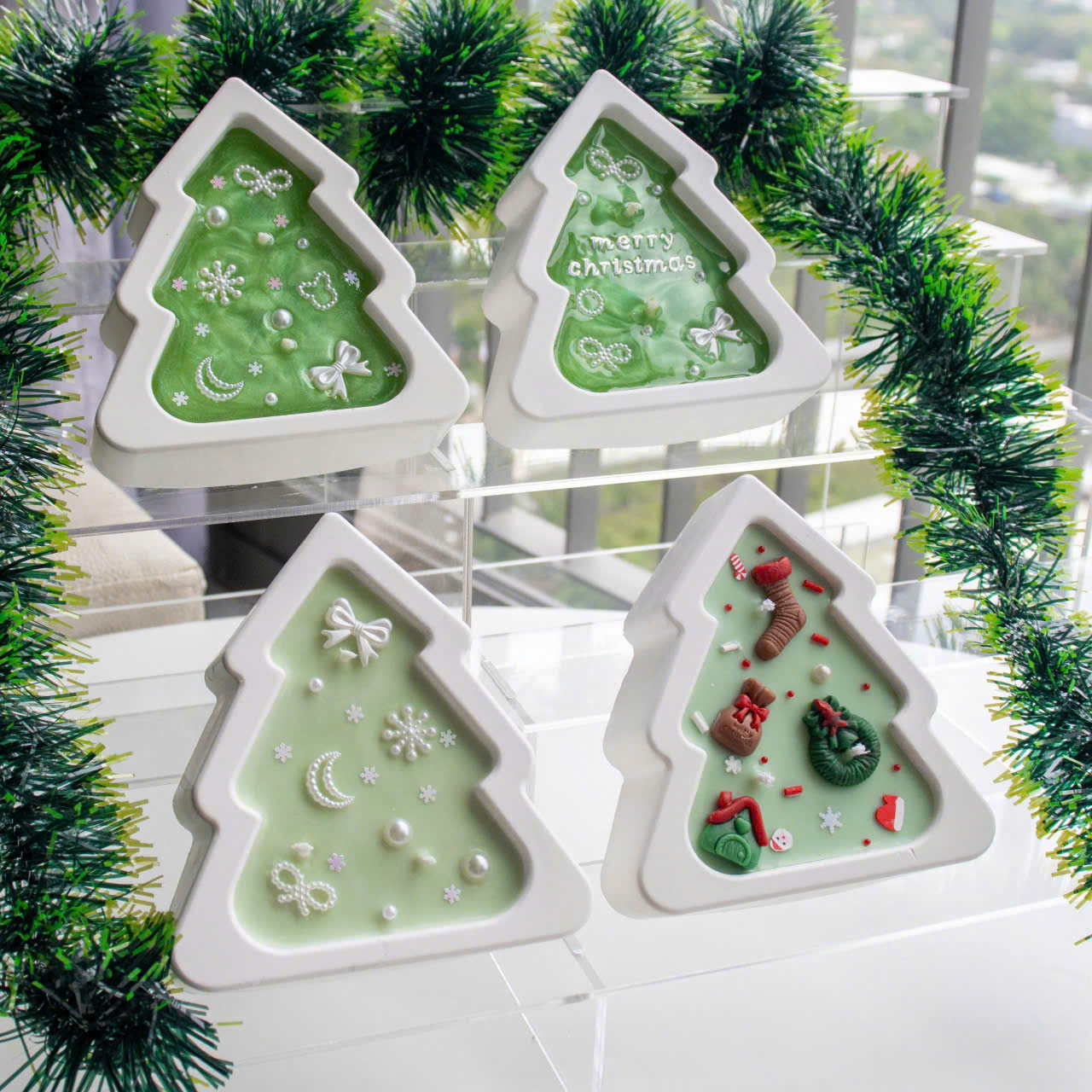 Nến thơm và cây thông đính đá, món quà dịp lễ thu hút giới trẻ. Nến thơm và cây thông đính đá, món quà dịp lễ thu hút giới trẻ.