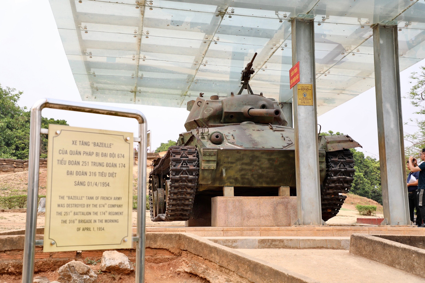 Trong ảnh là xác chiếc xe tăng Bazeille nặng 18 tấn của quân Pháp bị Đại đội 674 (thuộc Tiểu đoàn 251, Trung đoàn 174, Đại đoàn 316) của ta tiêu diệt tại đồi A1.