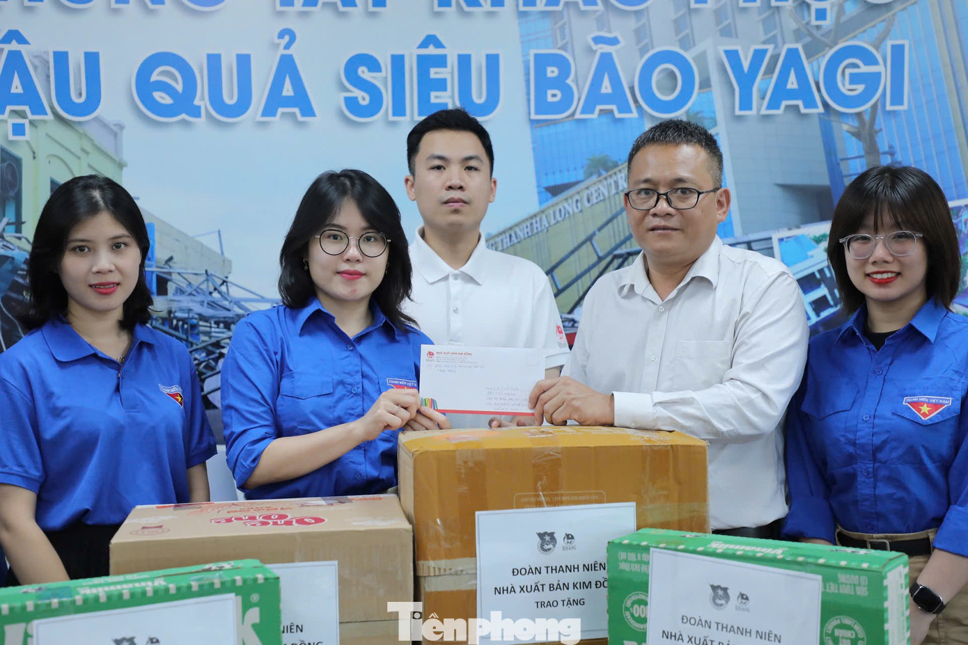 Nhà báo Hồ Sỹ Lực - Phó ban Bạn đọc báo Tiền Phong tiếp nhận tiền và vật phẩm hỗ trợ và cam kết sẽ thực hiện đúng theo đề nghị của Chi đoàn Nhà xuất bản Kim Đồng.