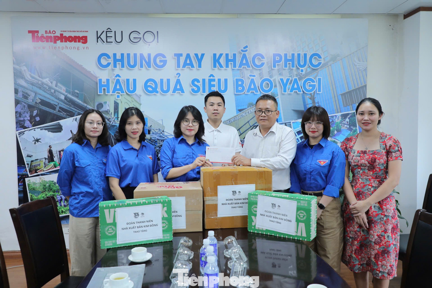 Đại diện NXB Kim Đồng ủng hộ người dân vùng lũ khắc phục hậu quả sau cơn bão số 3.