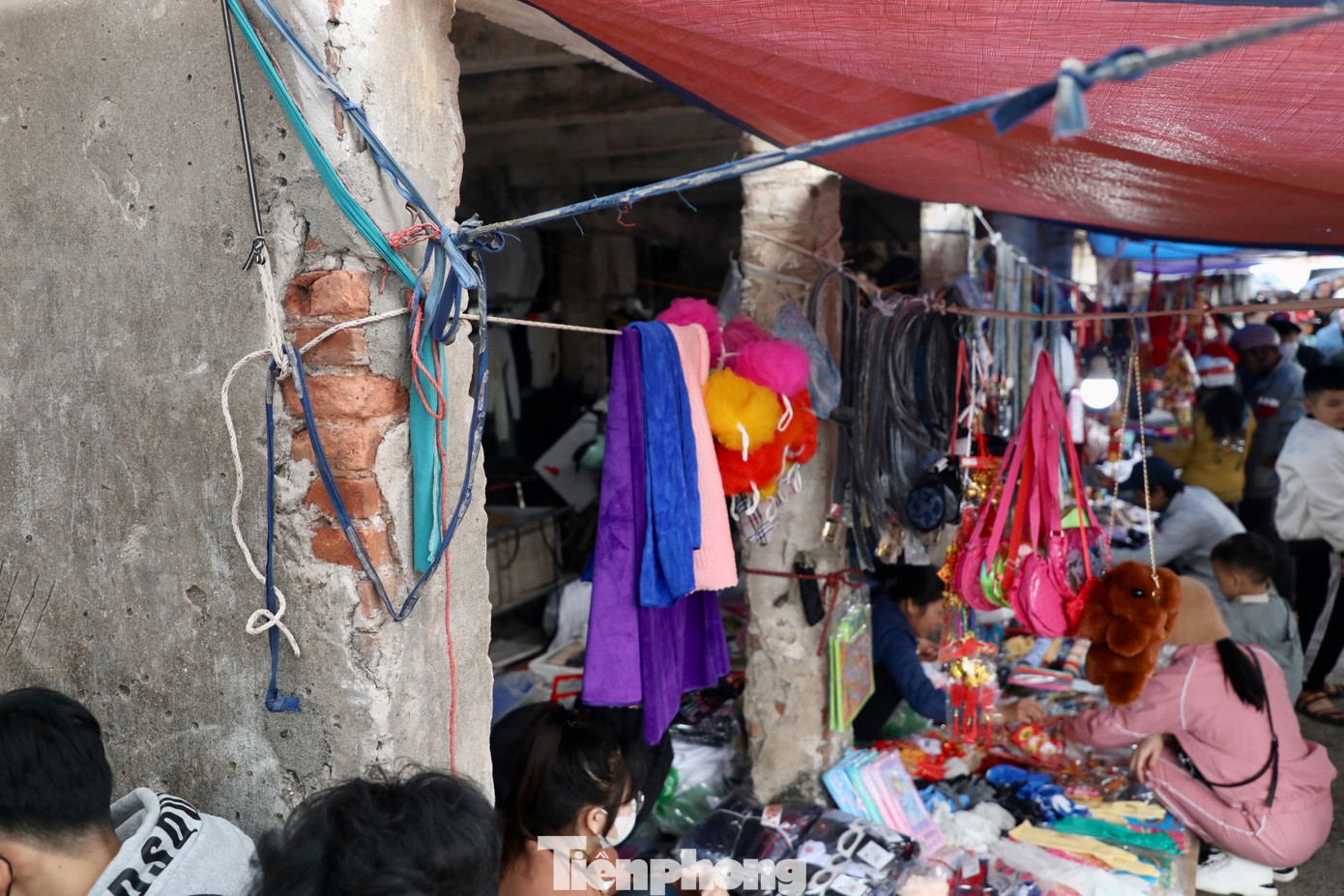 Chợ Bể được xây dựng thành nhiều dãy quán cổ, nguyên bản chợ được xây dựng bằng gạch đất nung sản xuất thủ công, dùng gạch đỏ để xây cột dạng kiến trúc vòm và lợp mái bằng ngói đỏ. Tuy nhiên, sau một thời gian dài hoạt động, các công trình, dãy nhà mái ngói cổ đã xuống cấp nghiêm trọng.