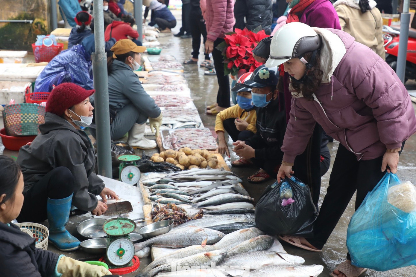 Với quy mô lên đến gần 4 mẫu, chợ Bể thu hút hàng trăm gian hàng lớn nhỏ với đủ các mặt hàng từ nông sản, thủy hải sản đến sản phẩm thủ công, phục vụ cơ bản đầy đủ nhu cầu mua, bán trao đổi hàng hóa của người dân địa phương.