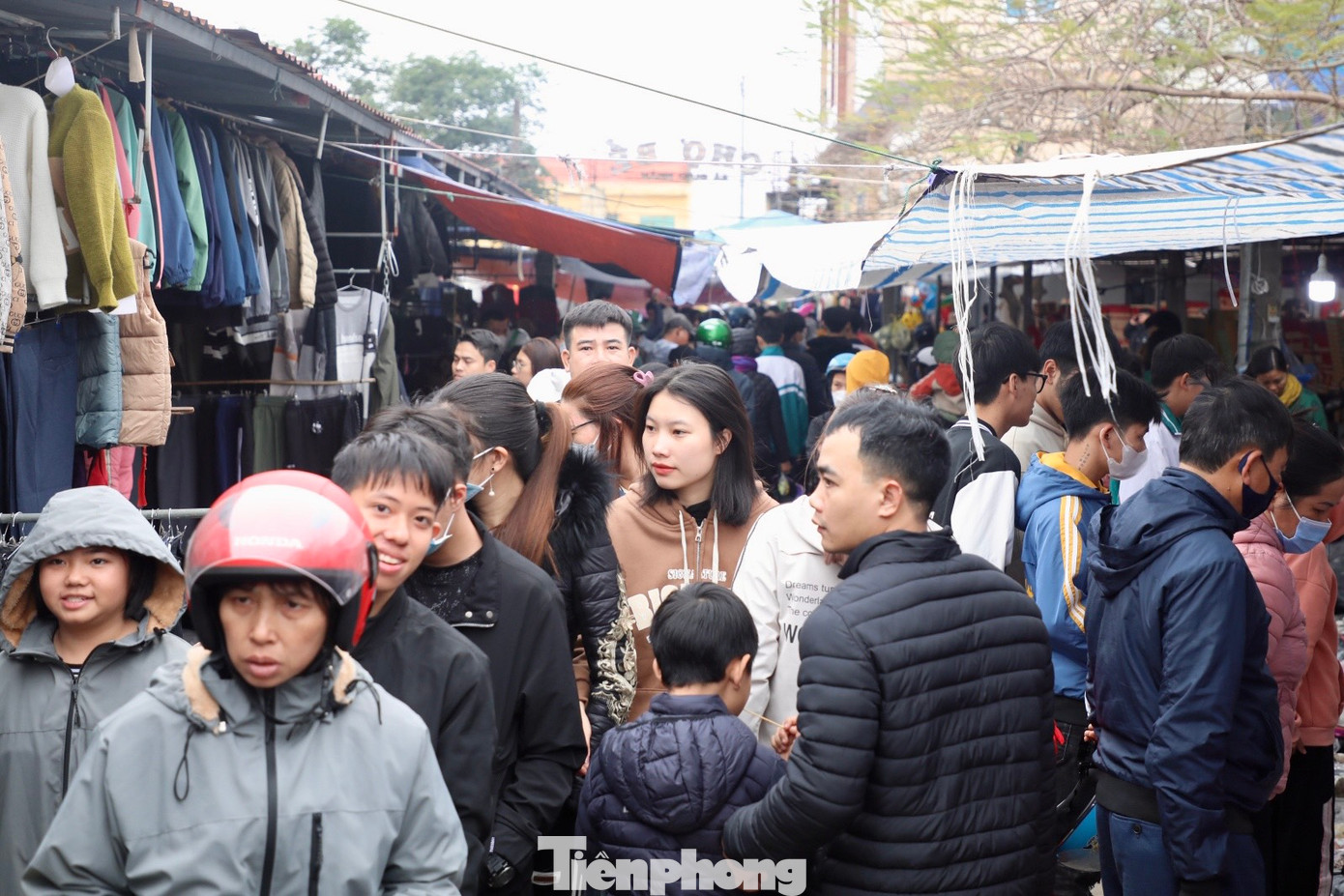 Chợ Bể phiên cuối cùng của năm (ngày 28 Tết) thường đông đúc gấp 3-4 lần so với ngày thường. Người dân quan niệm rằng, dù xa hay gần, dù nghèo hay trẻ, dù bận rộn thế nào cũng cố gắng sắp xếp thời gian để ghé chợ dạo chơi, mua sắm.