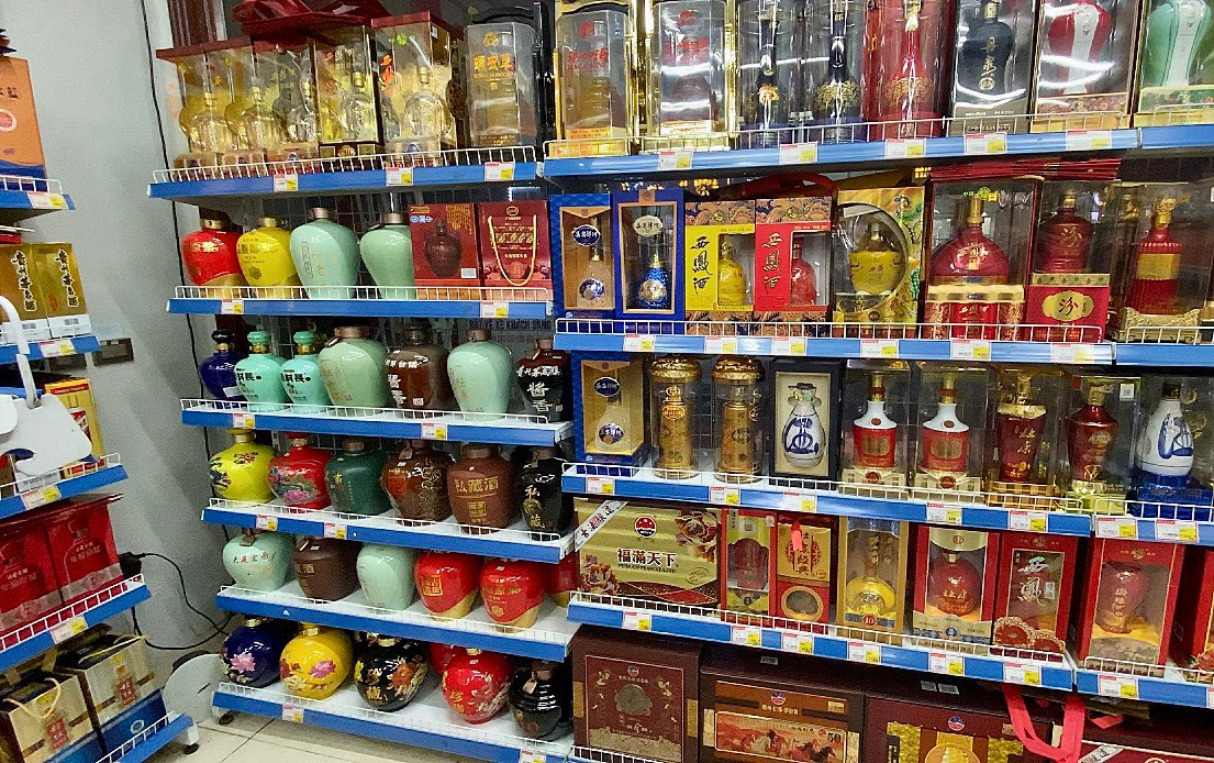 Những tủ rượu không có nhãn phụ tiếng Việt cũng được bày bán tại cửa hàng tiện lợi (Mei Yi Jia) số 39, đường Ngọc Hân Công Chúa, TP. Bắc Ninh.