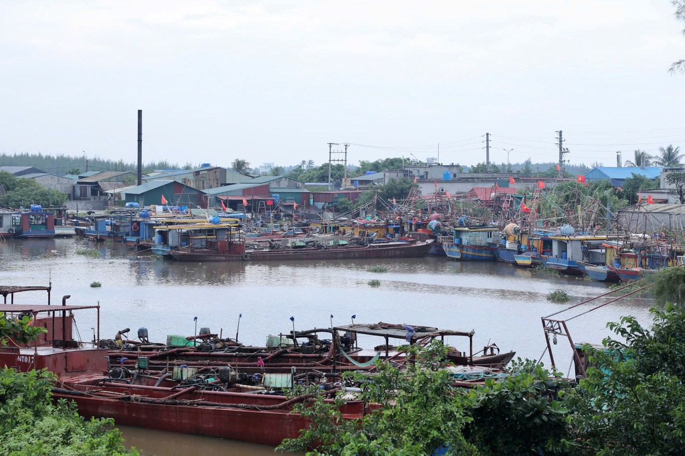 Ghi nhận tại cảng Cửa Lân (xã Nam Cường), các tàu, thuyền đã cơ bản về nơi neo đậu an toàn.