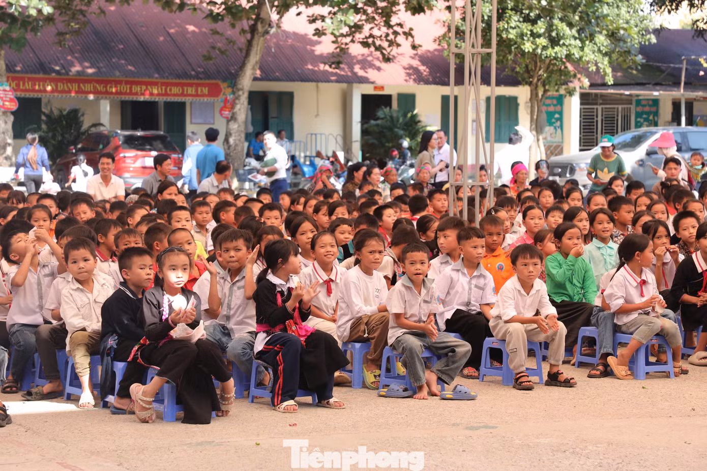 Đặc biệt, nhà báo Lê Minh Toản mong muốn, chương trình sẽ truyền cho các em nghị lực, kỹ năng sống, kỹ năng vượt qua số phận. “Chúng ta đã và sẽ gặp nhiều khó khăn. Quê tôi ở Quảng Bình, nhà tôi đang ngập đến nóc; cha mẹ tôi cũng đang sống chung với lũ, vất vả, khó khăn. Vấn đề là chúng ta cần nghị lực và kỹ năng để vươn lên. Tiền, sự trợ giúp rất cần nhưng không phải là tất cả. Cái chúng tôi muốn các em có là kỹ năng sinh tồn, khát vọng sống, kiên cường, bền bỉ”, nhà báo Lê Minh Toản chia sẻ.