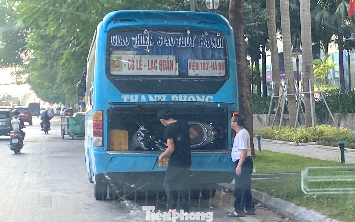 Xe khách Thanh Phong BKS 18B-003.69 đi sai hành trình, đón trả khách dọc đường. Ảnh: Nguyễn Hải