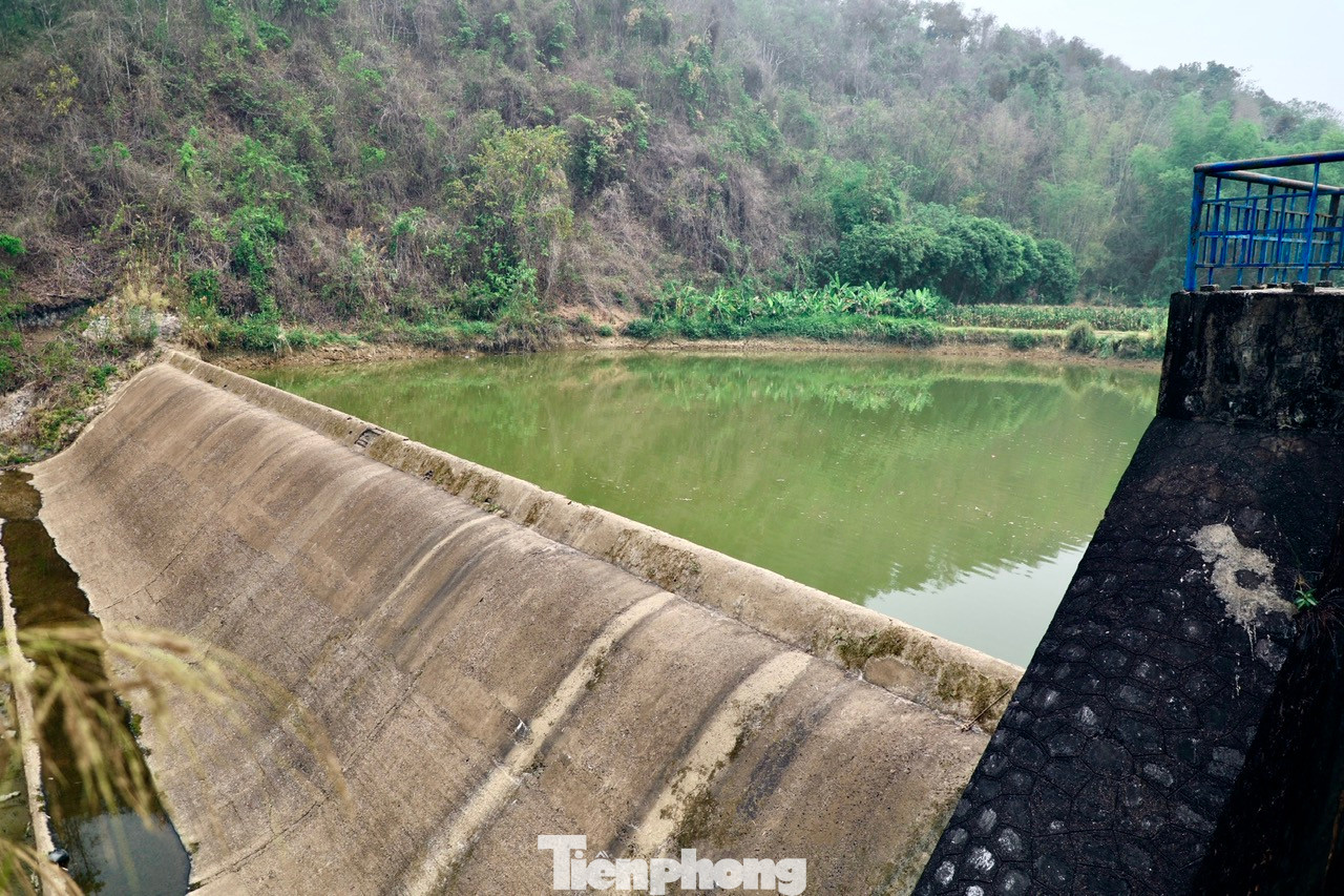 Đập đầu mối công trình đại thủy nông Nậm Rốm nằm ở phường Him Lam, cửa ngõ thành phố Điện Biên Phủ. Đập có dạng thuỷ lực tràn, xây bằng đá bọc bê tông dài 60m, cao 9m.