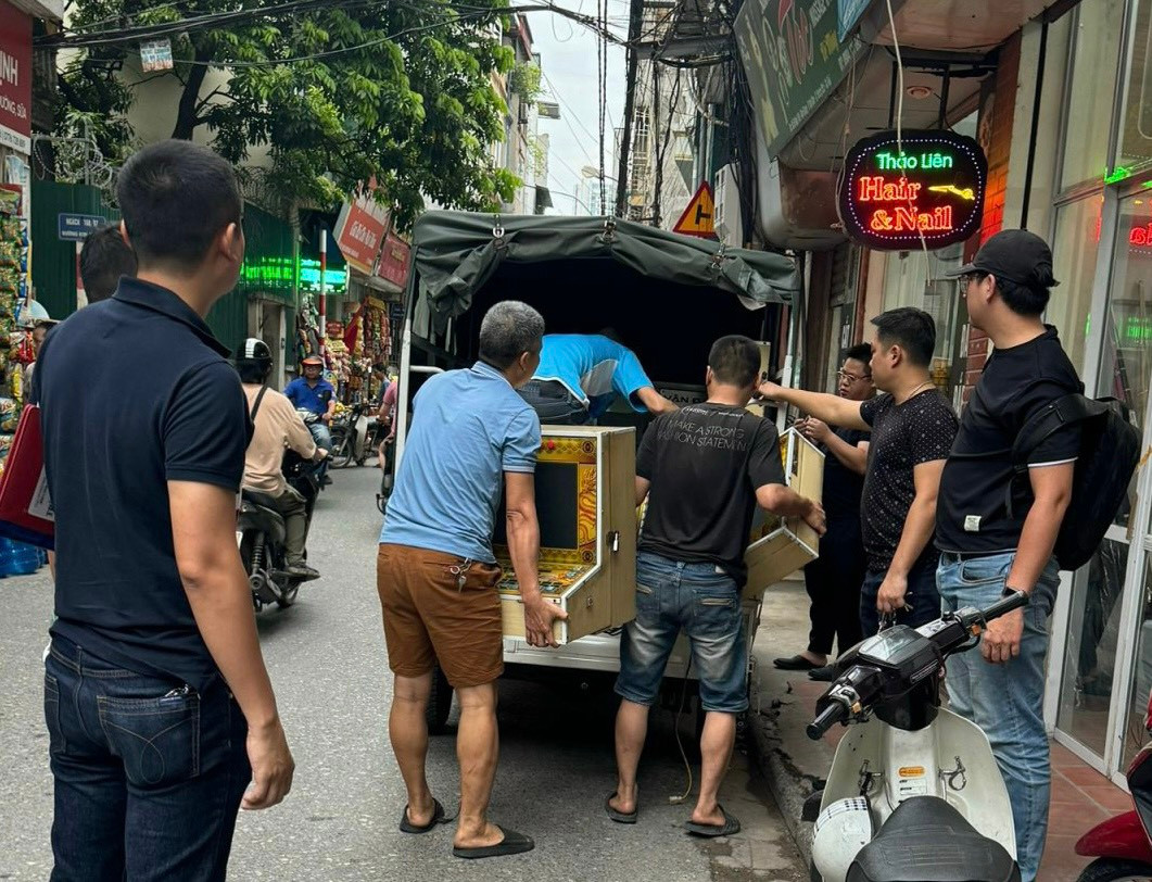 Trao đổi với phóng viên, đại diện công an quận Hoàng Mai cho biết: Sau khi báo đăng tải bài viết, Phòng Cảnh sát Hình sự CA TP Hà Nội (PC02) đã làm việc với từng đơn vị công an quận, huyện. "Chúng tôi cũng đã triển khai theo ý kiến chỉ đạo, thực hiện nghiêm túc và xử lý triệt để trò chơi điện tử trá hình”, vị này nói. Trong ảnh, Cảnh sát hình sự quận Hoàng Mai kiểm tra, xử lý tụ điểm kinh doanh trò chơi điện tử trá hình trên địa bàn.