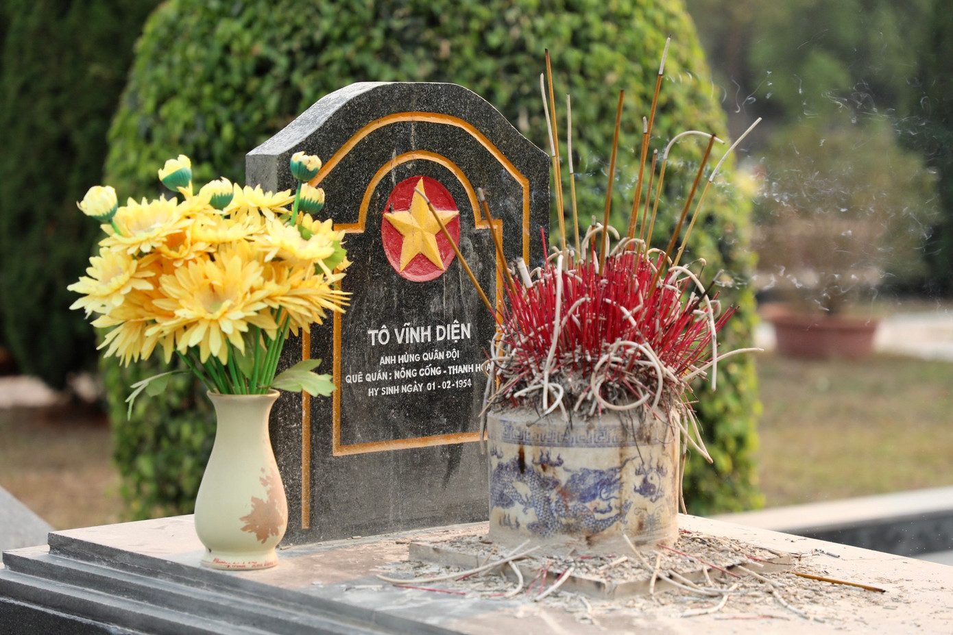 Trong nghĩa trang liệt sĩ A1 hầu hết là phần mộ của các liệt sĩ chưa xác định được tên tuổi. Nghĩa trang có 4 ngôi mộ lớn khắc tên 4 anh hùng: Phan Đình Giót, Tô Vĩnh Diện, Bế Văn Đàn và Trần Can. Đây là một trong 3 nghĩa trang cấp quốc gia của tỉnh Điện Biên.