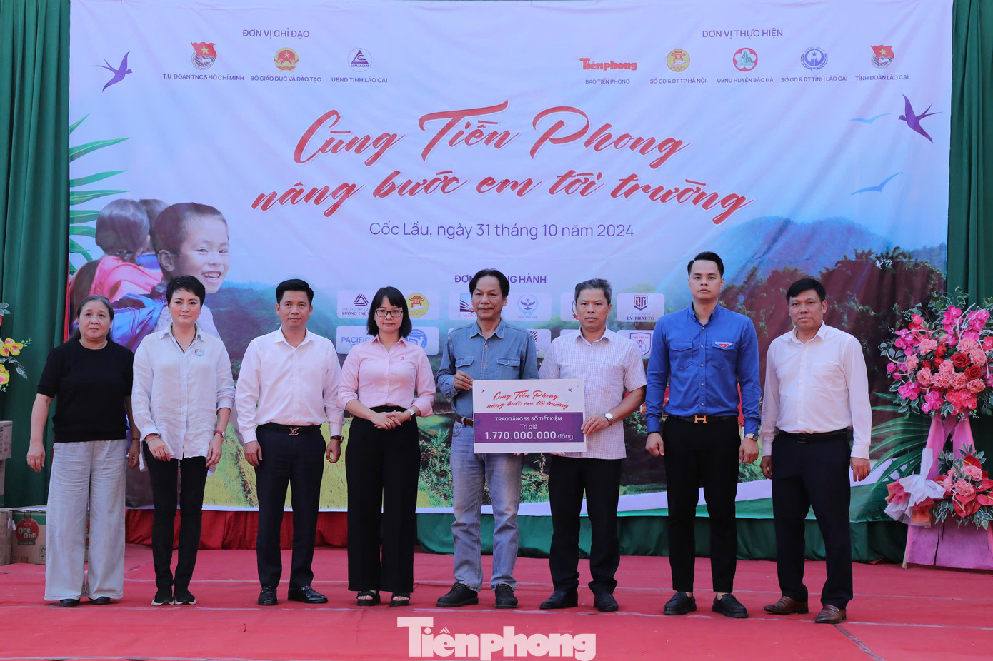 Tại chương trình, đại diện báo Tiền Phong, sở GD&amp;ĐT Hà Nội, đại diện các trường tại Hà Nội đã trao tượng trưng 59 sổ tiết kiệm, mỗi sổ tiết kiệm trị giá 30 triệu đồng, tổng giá trị 1 tỷ 770 triệu đồng cho các em học sinh mồ côi do bão Yagi tại Lào Cai.