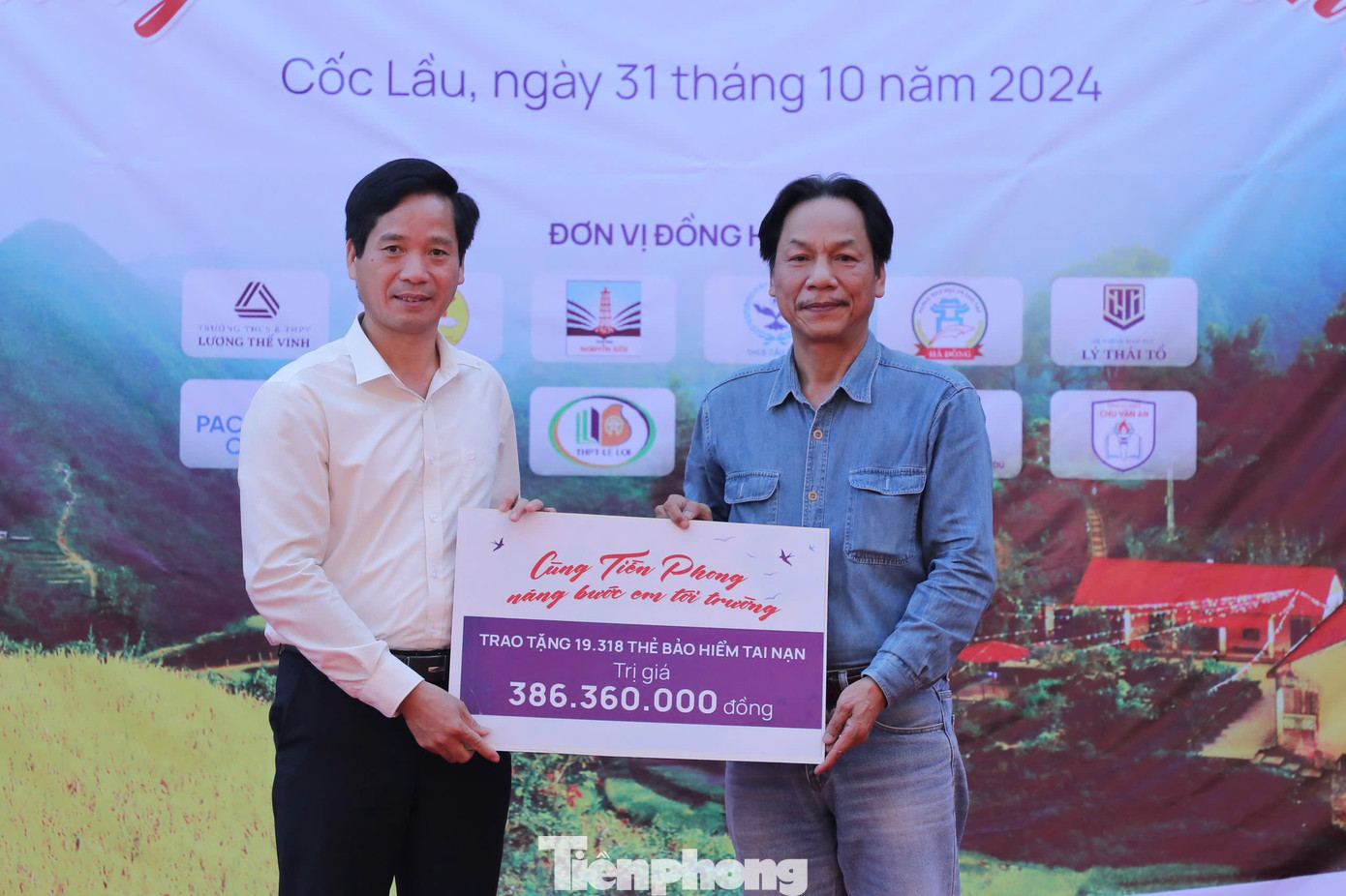 Ngoài ra, chương trình cũng trao 19.318 thẻ bảo hiểm tai nạn cho các em học sinh trên địa bàn huyện Bắc Hà, với mức bảo hiểm 20 triệu đồng/em. Ông Trần Xuân Thảo, Phó Chủ tịch UBND huyện Bắc Hà lên nhận tượng trưng thẻ Bảo hiểm tai nạn cho các em học sinh trên địa bàn huyện.