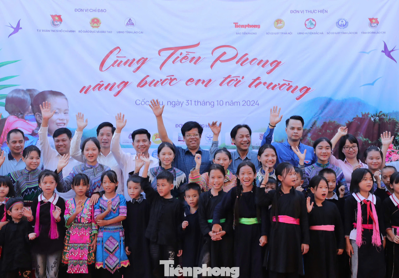 Các vị đại biểu chụp ảnh lưu niệm cùng học sinh, giáo viên trường PTDT bán trú Tiểu học Cốc Lầu.