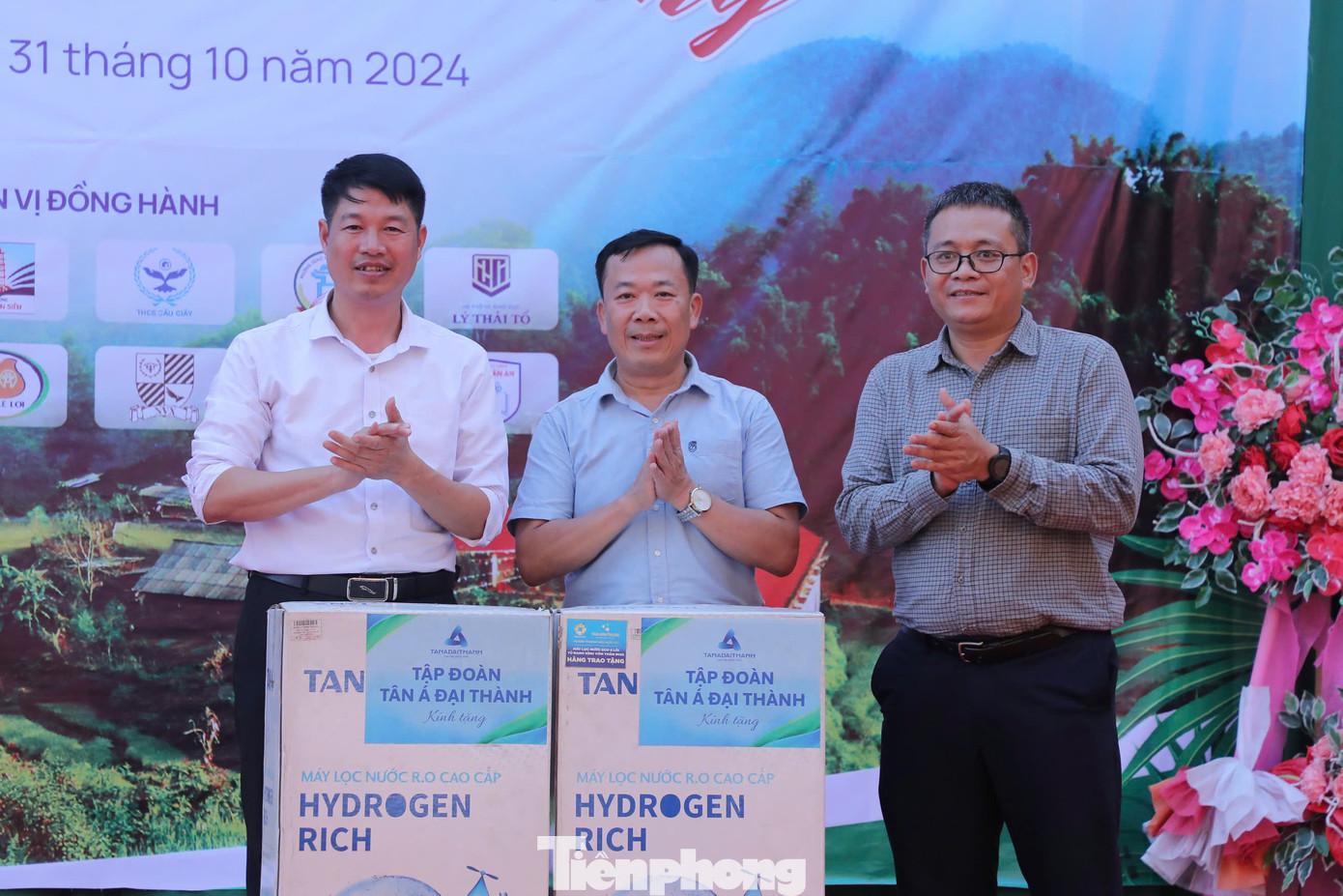 Chương trình cũng trao 2 máy lọc nước do Tập đoàn Tân Á Đại Thành tài trợ tới Trường PTDT bán trú Tiểu học Cốc Lầu.