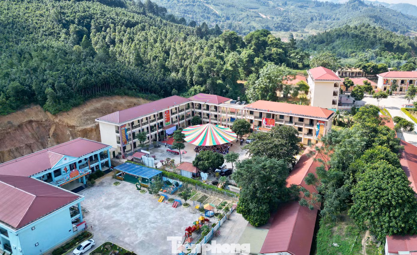 Trường PTDT bán trú Tiểu học Cốc Lầu nhìn từ trên cao