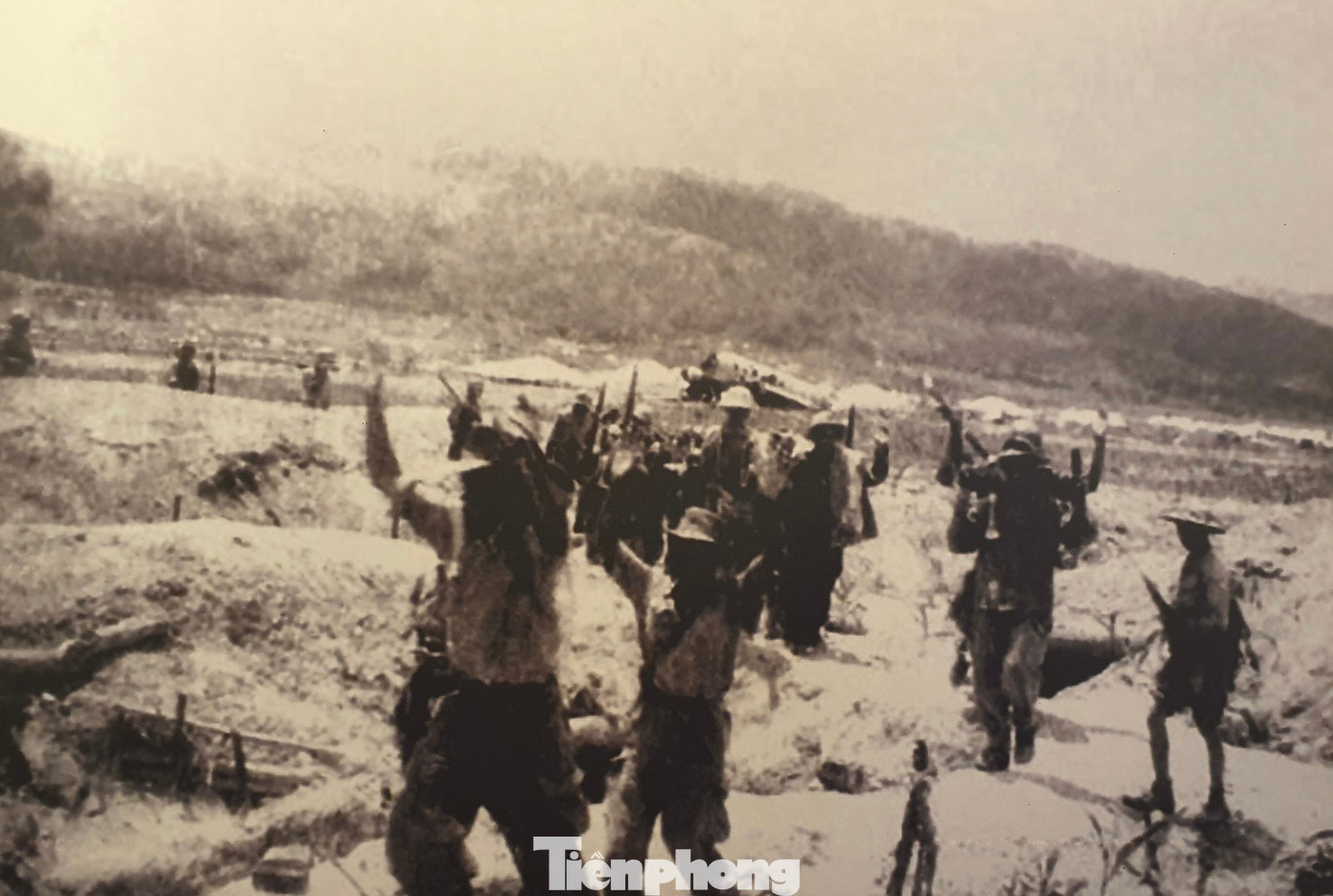 Sau 56 ngày đêm chiến đầu ngoan cường, nhiều chiến công và không ít thương vong, chúng ta đã buộc quân Pháp đầu hàng, rời khỏi cánh đồng Mường Thanh, rời Điện Biên Phủ.