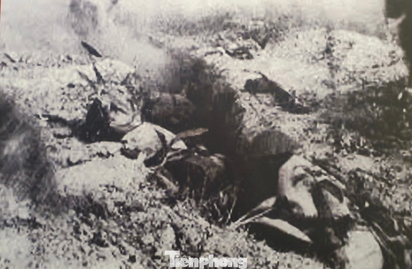 Trong chiến dịch Điện Biên Phủ, cánh đồng Mường Thanh trở thành trận địa pháo, nhiều nơi chằng chịt hầm hào. Trong ảnh là các chiến sĩ công binh của ta đào hào dưới đạn bom của địch để tiến công.