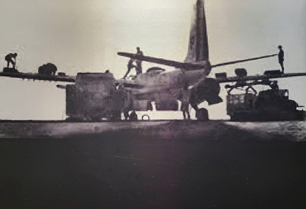 Sân bay Điện Biên tiền thân là sân bay dã chiến với tên gọi là sân bay Mường Thanh. Trước năm 1954, quân đội Pháp đã xây dựng sân bay này nhằm tăng viện quân lương, vũ khí cho tập đoàn cứ điểm Điện Biên Phủ. (Ảnh tư liệu: Tỉnh Điện Biên).