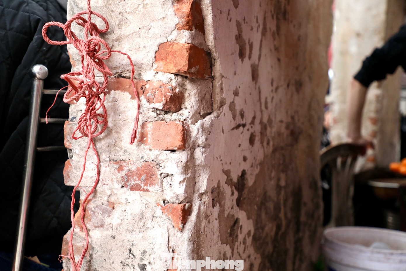 Chợ Bể được xây dựng thành nhiều dãy quán cổ, nguyên bản chợ được xây dựng bằng gạch đất nung sản xuất thủ công, dùng gạch đỏ để xây cột dạng kiến trúc vòm và lợp mái bằng ngói đỏ. Tuy nhiên, sau một thời gian dài hoạt động, các công trình, dãy nhà mái ngói cổ đã xuống cấp nghiêm trọng.