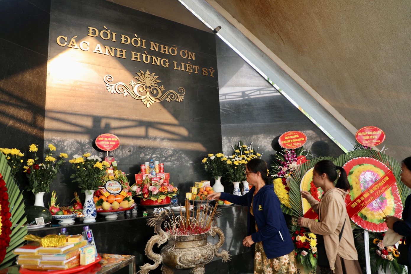 Nhân kỷ niệm 70 năm Chiến thắng Điện Biên Phủ, người dân và du khách đã về nghĩa trang liệt sĩ A1 để dâng hương tưởng niệm các anh hùng liệt sĩ đã ngã xuống vì Tổ quốc.