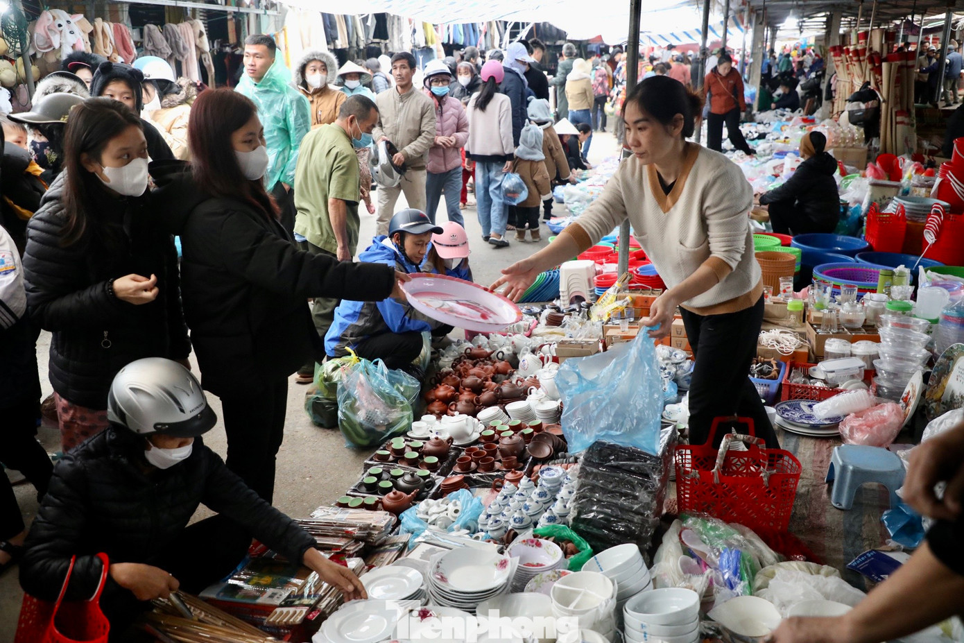 Với quy mô lên đến gần 4 mẫu, chợ Bể thu hút hàng trăm gian hàng lớn nhỏ với đủ các mặt hàng từ nông sản, thủy hải sản đến sản phẩm thủ công, phục vụ cơ bản đầy đủ nhu cầu mua, bán trao đổi hàng hóa của người dân địa phương.