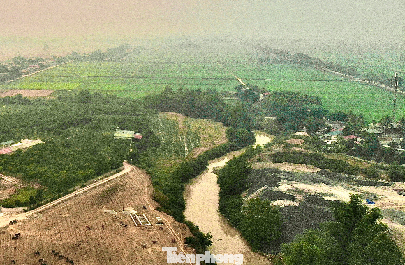 Đại thủy nông Nậm Rốm chính thức khởi công xây dựng ngày 3/10/1963, hoàn thành năm 1969. Tại công trình này, lực lượng thanh niên xung phong đã đào đắp hàng ngàn mét khối đất đá, tạo nên "mạch sống" không thể thiếu cho sản xuất nông nghiệp của vùng lòng chảo Điện Biên, góp phần làm nên thương hiệu gạo Điện Biên nổi tiếng toàn quốc.