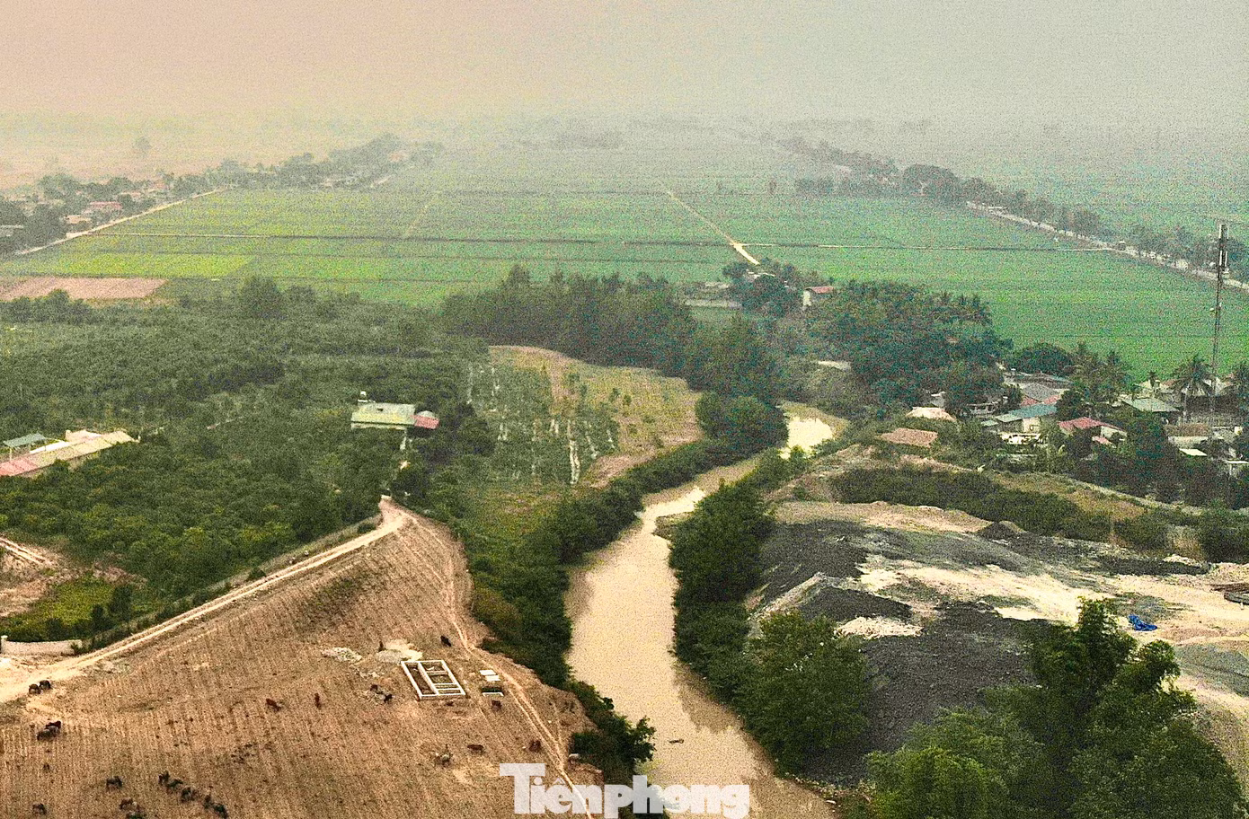 Đại thủy nông Nậm Rốm chính thức khởi công xây dựng ngày 3/10/1963, hoàn thành năm 1969. Tại công trình này, lực lượng thanh niên xung phong đã đào đắp hàng ngàn mét khối đất đá, tạo nên "mạch sống" không thể thiếu cho sản xuất nông nghiệp của vùng lòng chảo Điện Biên, góp phần làm nên thương hiệu gạo Điện Biên nổi tiếng toàn quốc.