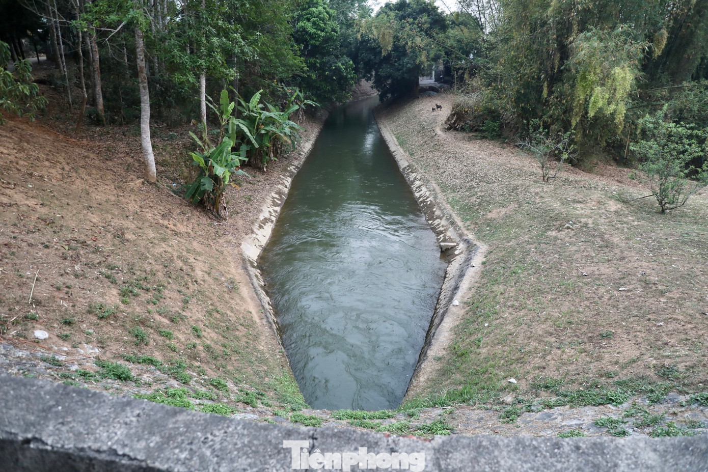 Từ đập tràn đầu mối, nước được chia vào 2 kênh tả, hữu chạy xuyên qua thành phố Điện Biên Phủ, đưa dòng nước sông Nậm Rốm chảy ôm trọn cánh đồng Mường Thanh.