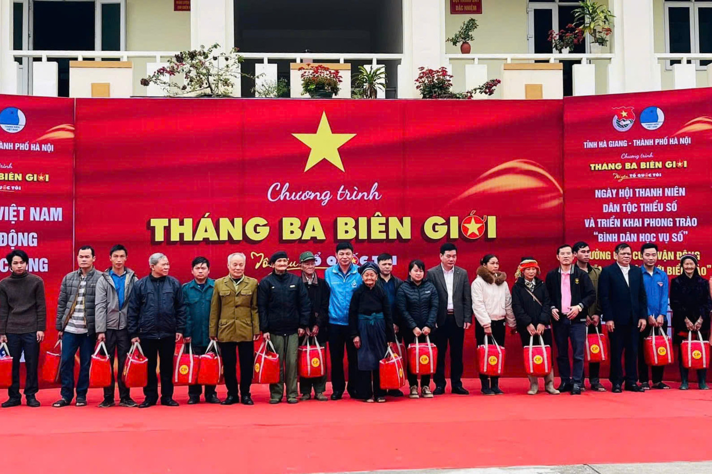 Nhiều phần quà được trao tặng trong chương trình "Tháng Ba biên giới". Nhiều phần quà được trao tặng trong chương trình "Tháng Ba biên giới".