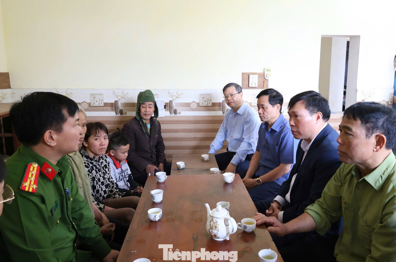 Chủ tịch UBND tỉnh Tuyên Quang Nguyễn Văn Sơn cùng đoàn công tác đã đến thăm hỏi, chia buồn với gia đình anh Cường. Chủ tịch UBND tỉnh Tuyên Quang Nguyễn Văn Sơn cùng đoàn công tác đã đến thăm hỏi, chia buồn với gia đình anh Cường.