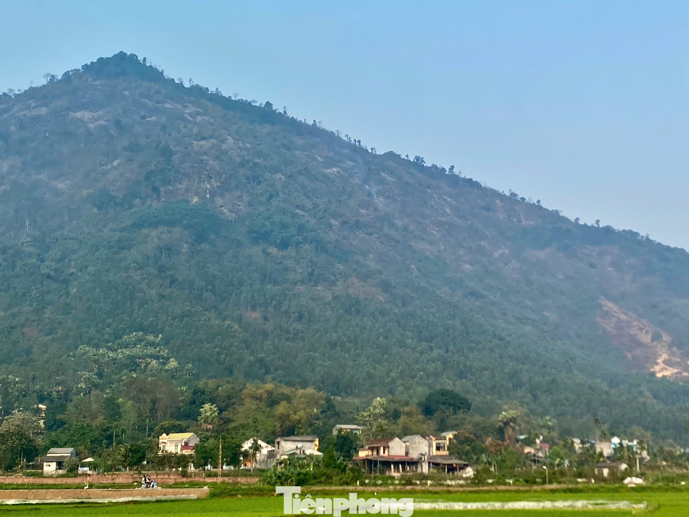 Hiện trường vụ cháy rừng tại huyện Yên Sơn, tỉnh Tuyên Quang nhìn từ xa sau khi lửa được dập tắt. Hiện trường đang được bảo vệ nghiêm ngặt. Hiện trường vụ cháy rừng tại huyện Yên Sơn, tỉnh Tuyên Quang nhìn từ xa sau khi lửa được dập tắt. Hiện trường đang được bảo vệ nghiêm ngặt.