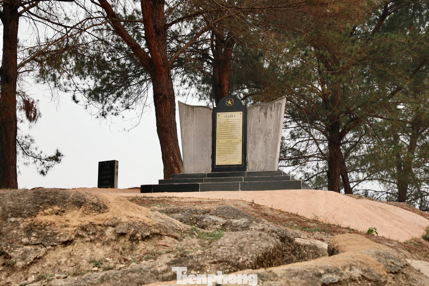 Đồi Him Lam (nay còn có tên là đồi Phan Đình Giót) - nơi anh hùng liệt sỹ Phan Đình Giót đã “lấy thân mình lấp lỗ châu mai” và anh dũng hy sinh để đồng đội xông lên tiêu diệt các vị trí phòng ngự của địch. Cùng với Bế Văn Đàn, Tô Vĩnh Diện và Trần Can, 4 vị anh hùng này nổi bật cho tinh thần "Quyết tử cho tổ quốc quyết sinh" trở thành tấm gương và những cái tên bất tử trong sử sách, gắn liền với chiến thắng Điện Biên Phủ sau này.