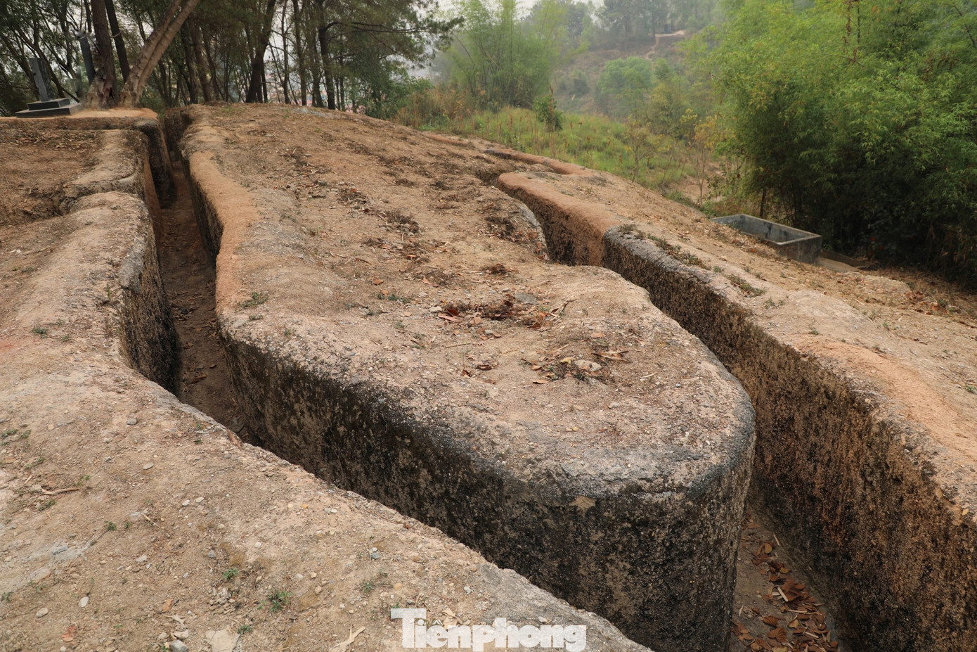 Những hầm hào của phía quân địch được phục dựng một cách sinh động và logic.