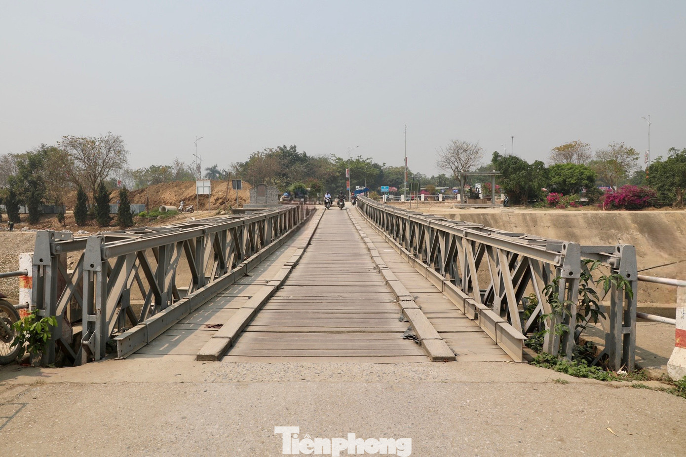 Năm 1953, để phục vụ cho việc liên lạc và vận chuyển vũ khí đạn dược từ các cứ điểm phía Đông đến sở chỉ huy trung tâm của tập đoàn cứ điểm Điện Biên Phủ (Hầm De Castries - Đờ Cát), quân Pháp đã cho xây dựng cây cầu sắt chắc chắn này. Năm 1953, để phục vụ cho việc liên lạc và vận chuyển vũ khí đạn dược từ các cứ điểm phía Đông đến sở chỉ huy trung tâm của tập đoàn cứ điểm Điện Biên Phủ (Hầm De Castries - Đờ Cát), quân Pháp đã cho xây dựng cây cầu sắt chắc chắn này.
