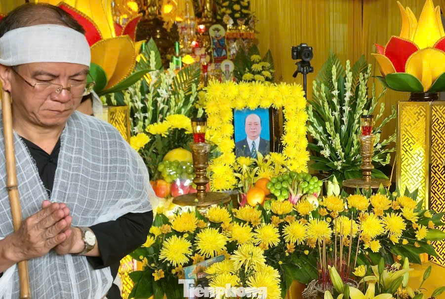 Cũng tại phường Đồng Tâm, đoàn công tác báo Tiền Phong đến thăm gia đình ông Cầm Ai Cập. Ông Cập tử vong do sạt lở đất.