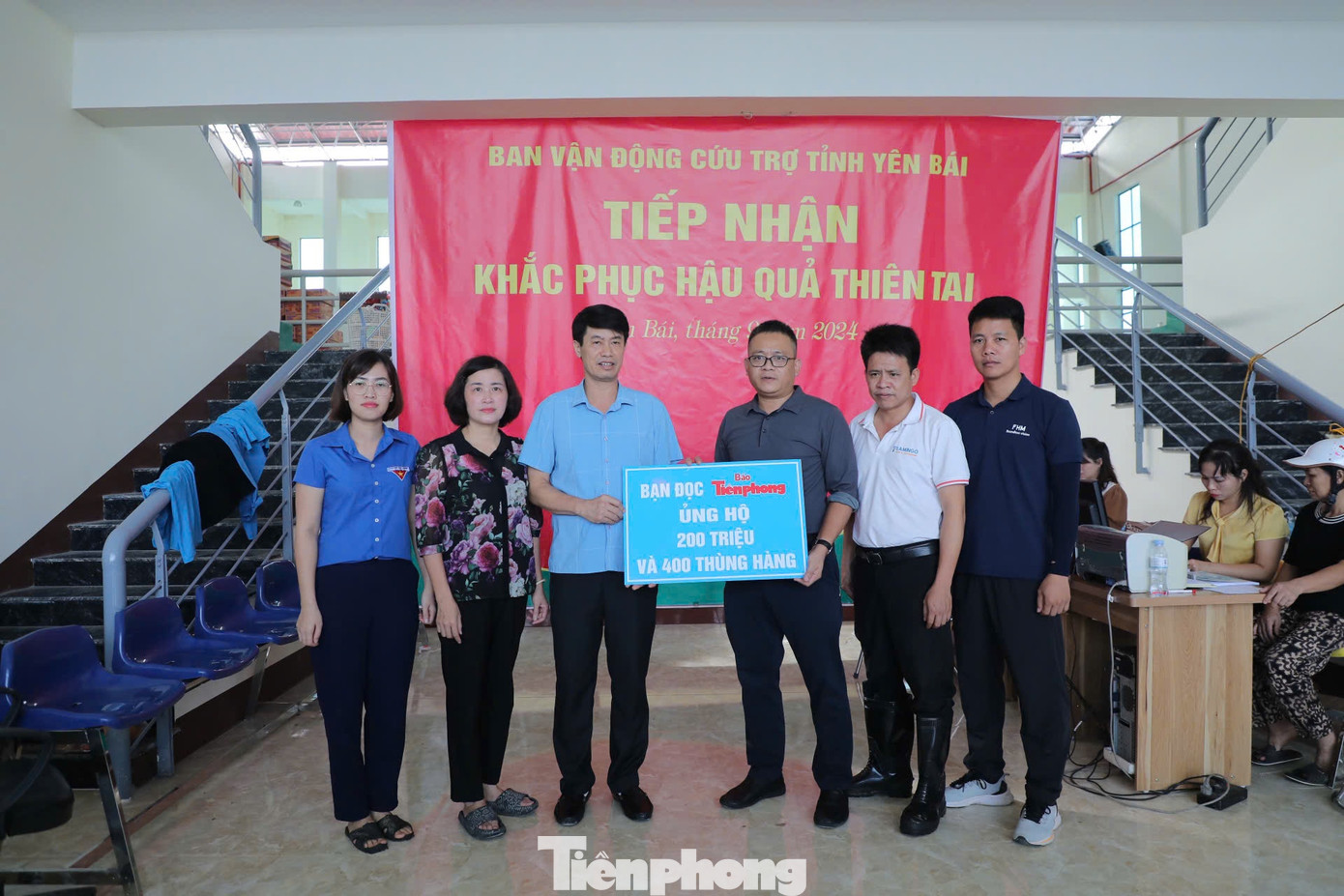 Đại diện Tỉnh đoàn, MTTQ Việt Nam tỉnh Yên Bái tiếp nhận 200 triệu đồng và 400 thùng hàng của bạn đọc báo Tiền Phong ủng hộ các gia đình bị ảnh hưởng bởi bão số 3. Đại diện Tỉnh đoàn, MTTQ Việt Nam tỉnh Yên Bái tiếp nhận 200 triệu đồng và 400 thùng hàng của bạn đọc báo Tiền Phong ủng hộ các gia đình bị ảnh hưởng bởi bão số 3.