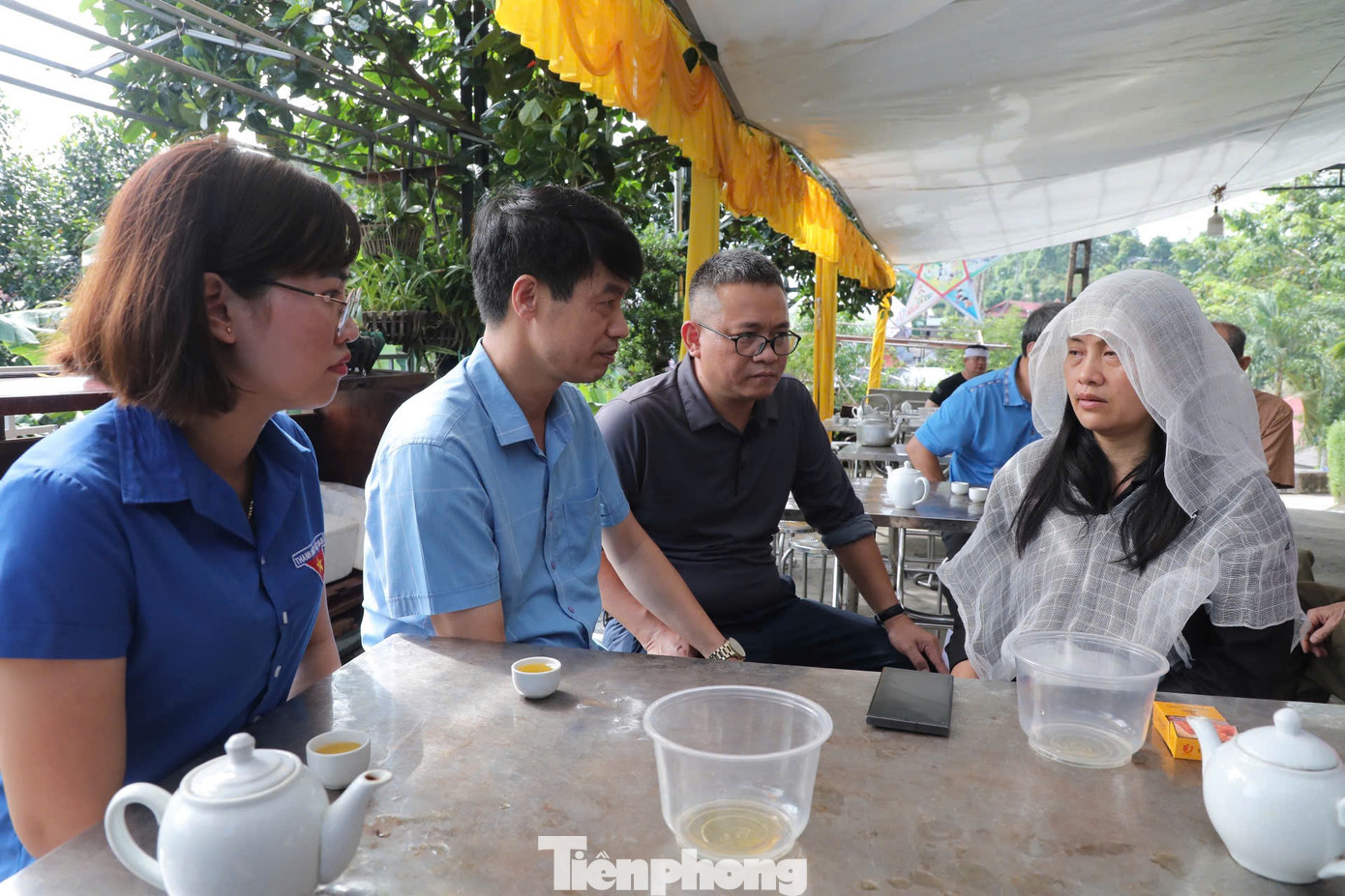 Đoàn công tác báo Tiền Phong thắp nén tâm nhang, phúng viếng và chia sẻ với gia đình ông Cầm Ai Cập.