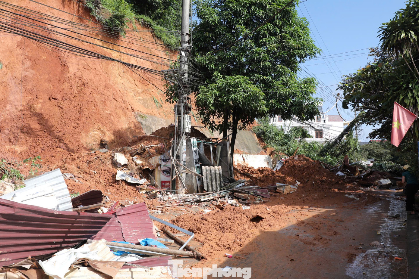 Do ảnh hưởng của bão số 3 và mưa lũ, sạt lở đất, tính đến thời điểm hiện tại, tỉnh Yên Bái đã có 40 người tử vong. Đoàn công tác báo Tiền Phong đã cùng đại diện Tỉnh đoàn, MTTQ Việt Nam tỉnh Yên Bái xuống thăm, động viên một số gia đình có người tử vong.