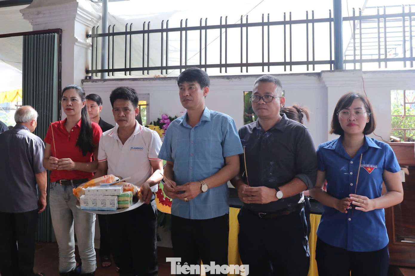 Đoàn công tác báo Tiền Phong thắp nén tâm nhang, phúng viếng và chia sẻ với gia đình ông Cầm Ai Cập.