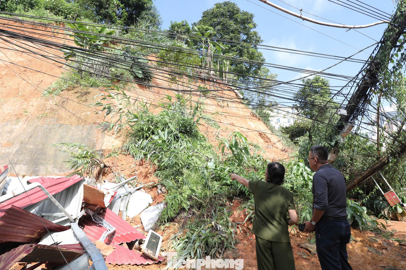 Vợ ông Thanh chỉ tay về vị trí mà chồng đã ra đi.